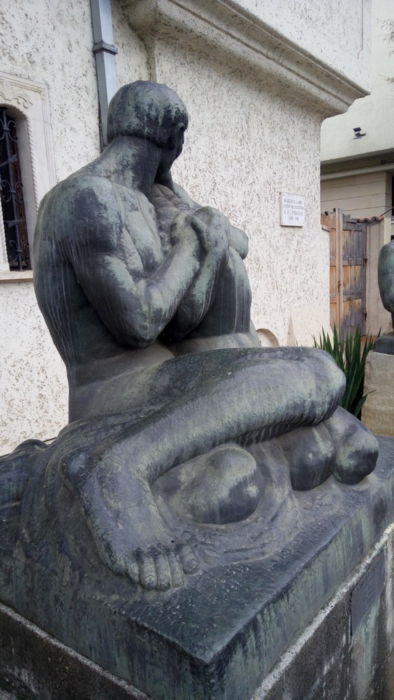 Sarutul (The Kiss), bronze sculpture by Romanian artist Oscar Han in the courtyard of the Zambaccian Museum