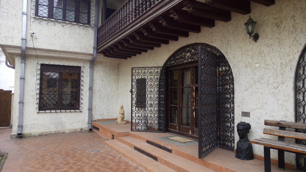 Side door at the Zambaccian Museum in Bucharest